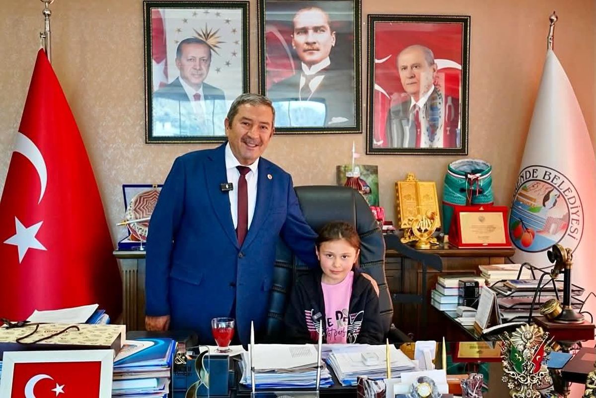 Darende Belediyesi\'nde 23 Nisan\'da makam çocuklara emanet edildi