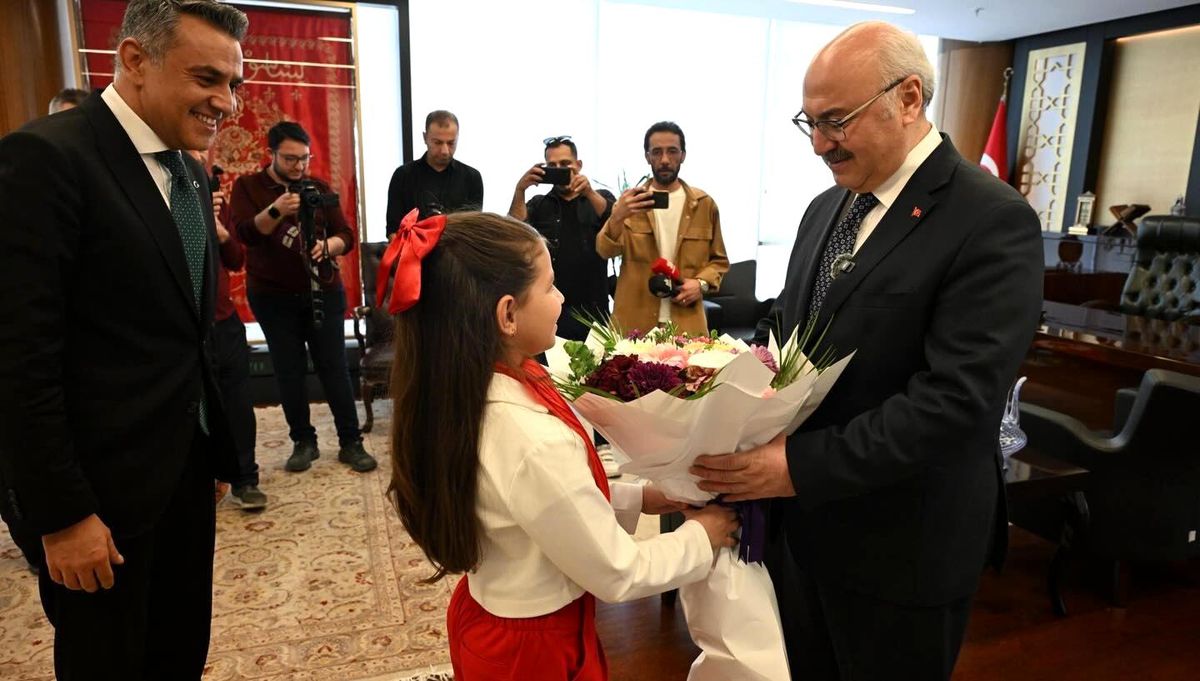 Denizli Valisi Köşger, makam koltuğunu minik İpek\'e devretti