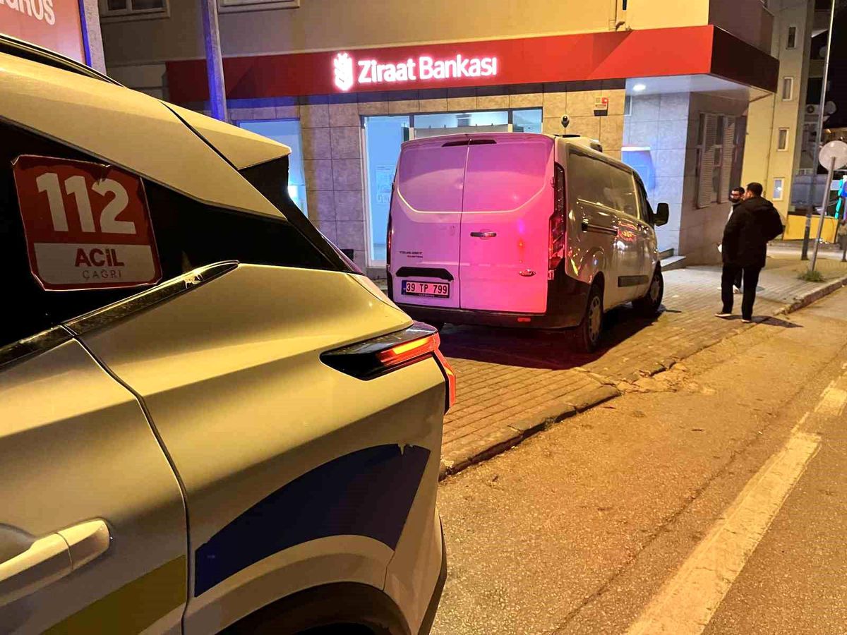 Bursa\'da Minibüs Bankaya Çarptı