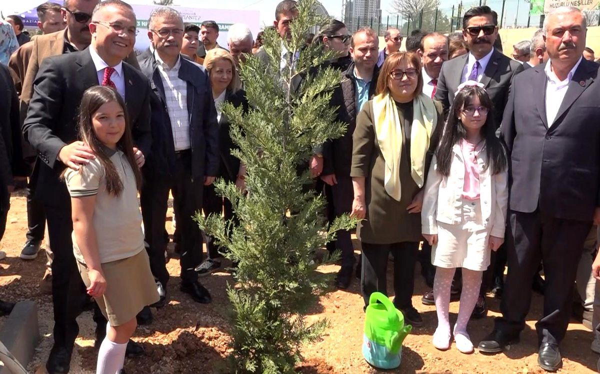 Gaziantep\'te 23 Nisan\'da fidanlar toprakla buluşturuldu