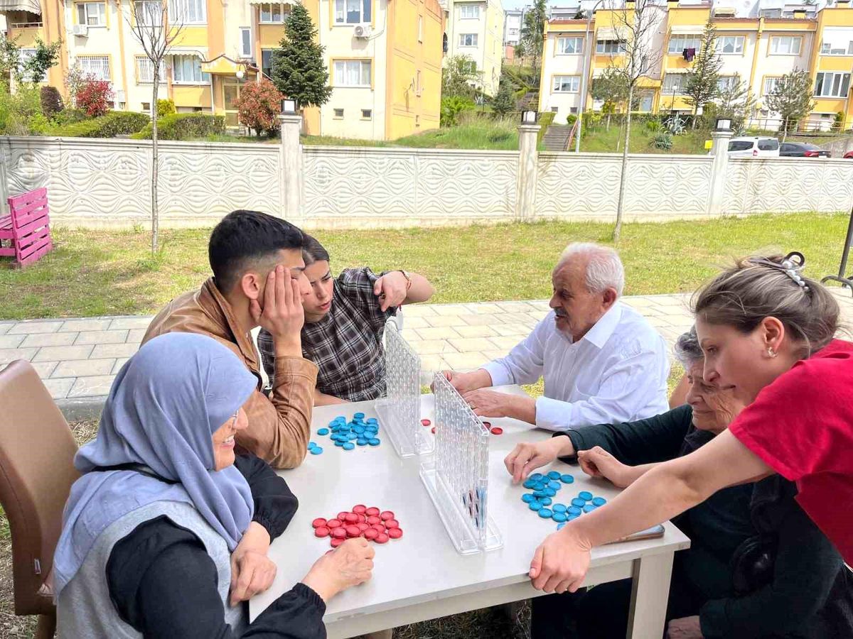 Gönüllü gençlerden alzheimer hastalarına moral desteği