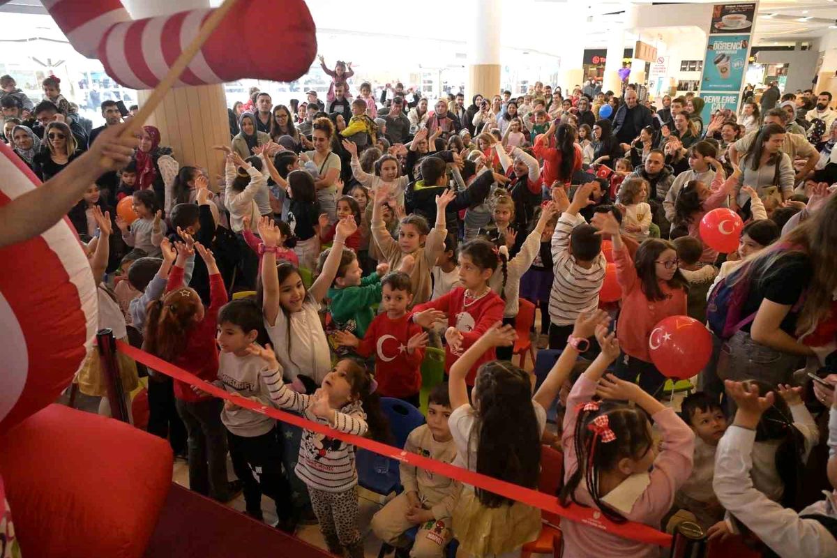 Isparta Belediyesi\'nin 23 Nisan etkinliğinde renkli görüntüler