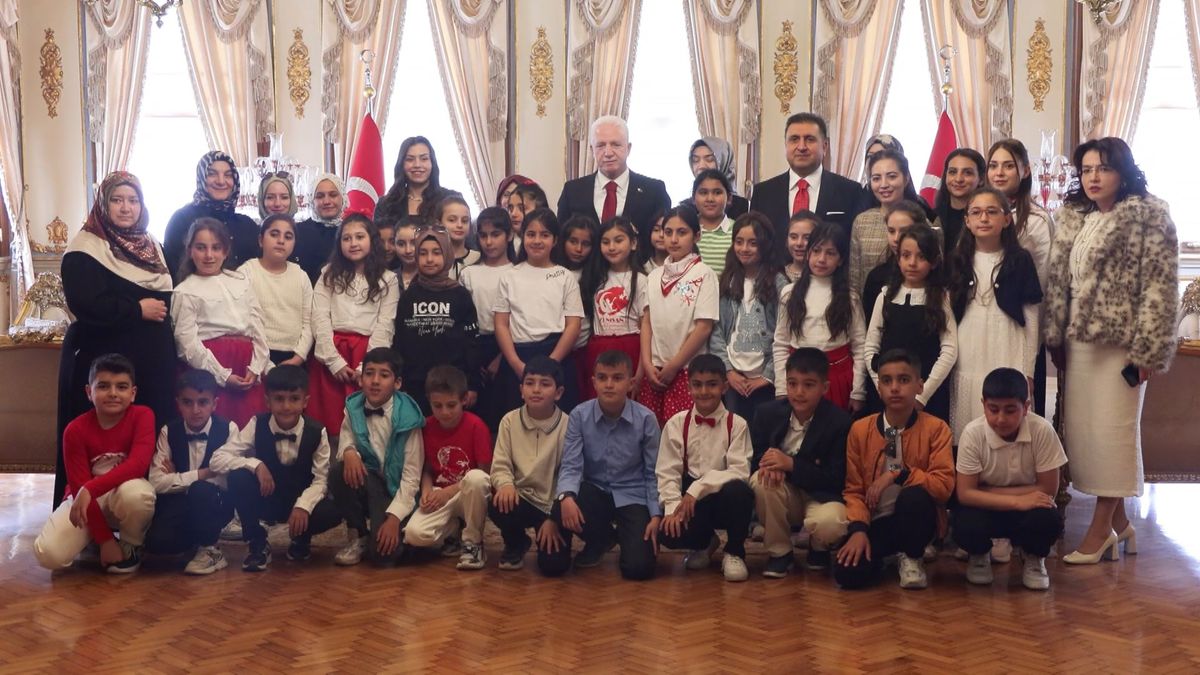 İstanbul Valisi Gül, 23 Nisan\'da koltuğunu 2\'nci sınıf öğrencisi Asmin Ayşe Aslan\'a devretti