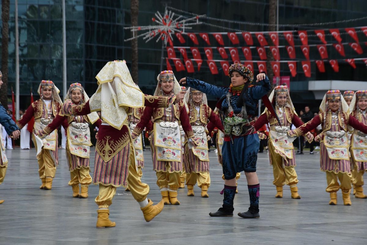 İzmir\'de 23 Nisan Coşkuyla Kutlandı