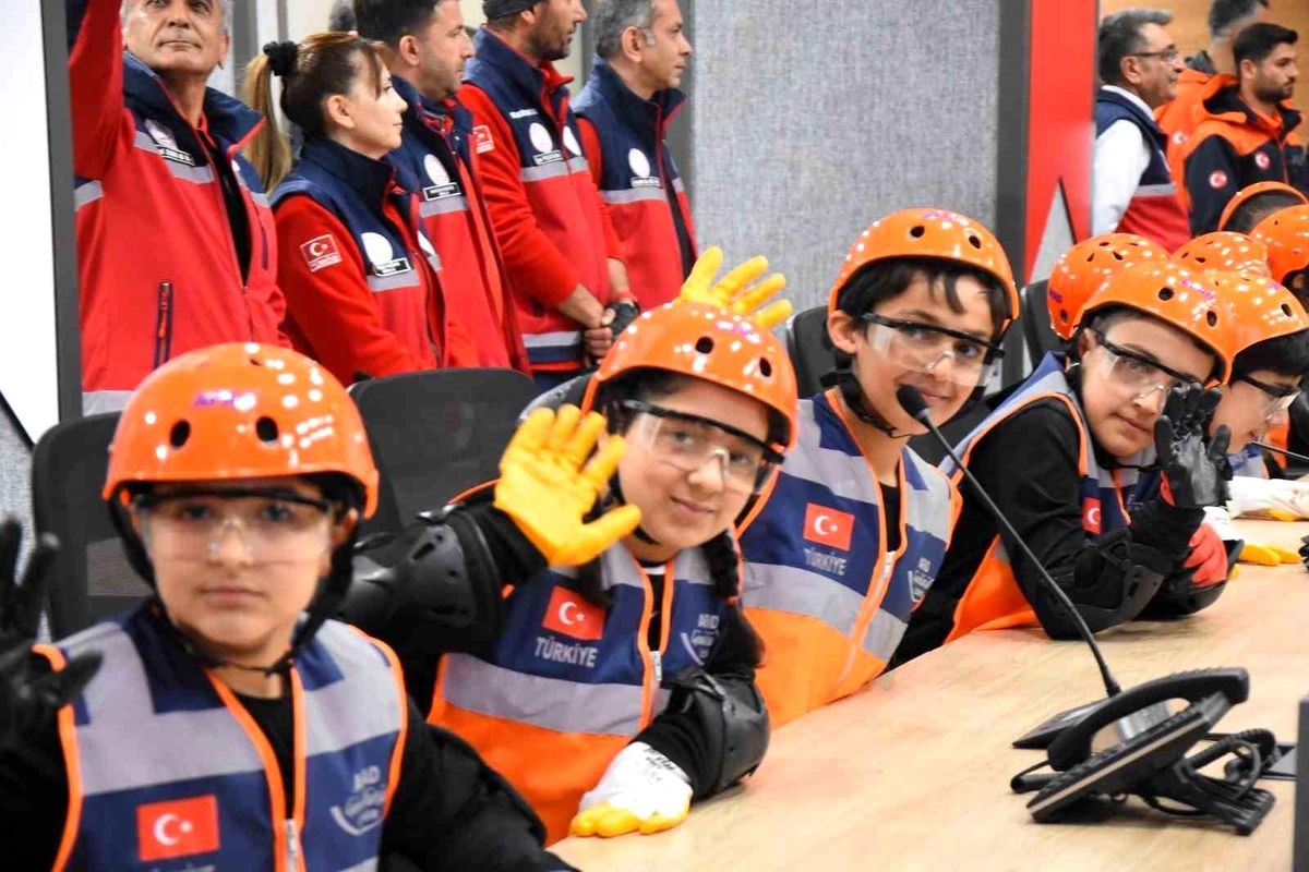 İzmir\'de çocuklar 23 Nisan etkinliklerinde kriz yönetiminin başına geçti