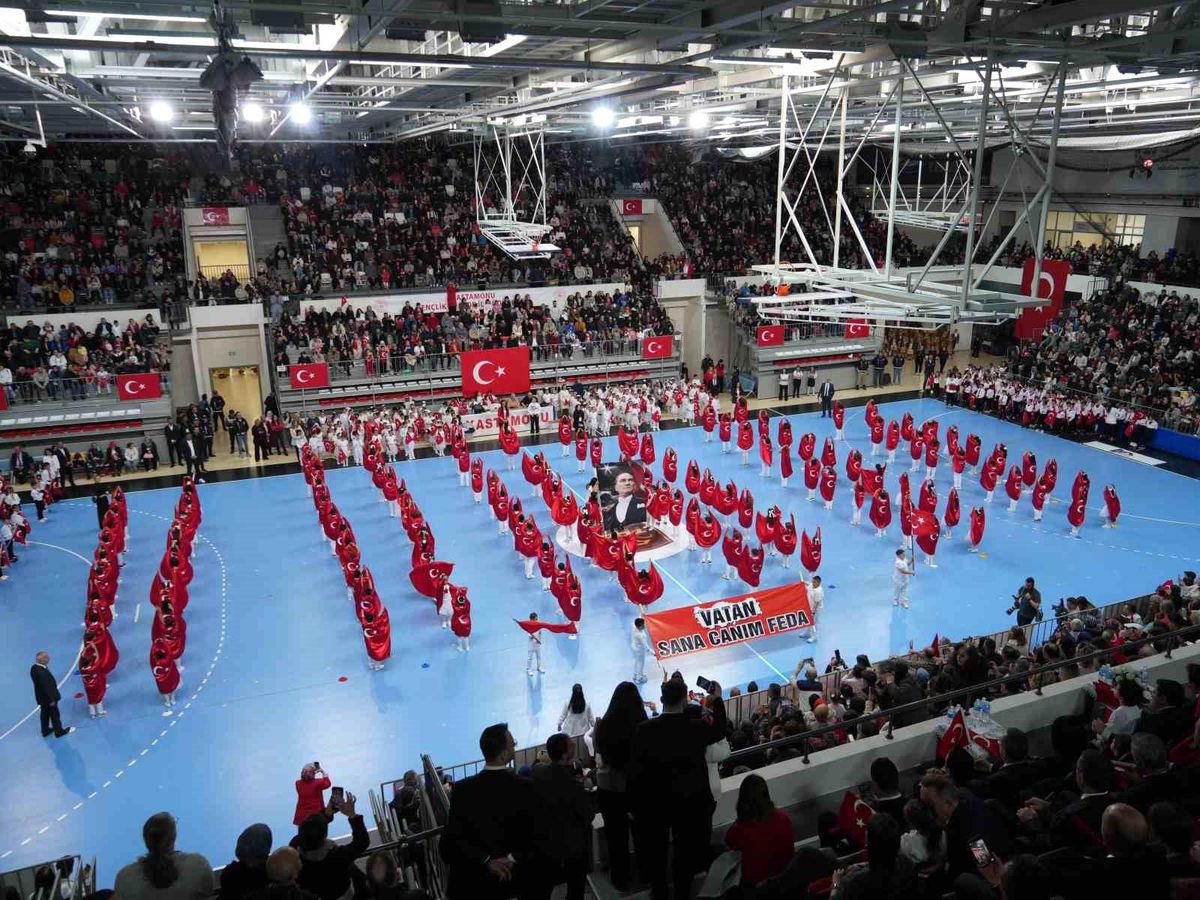 Kastamonu\'da 23 Nisan coşkusu: Çocukların gösterileri ayakta alkışlandı