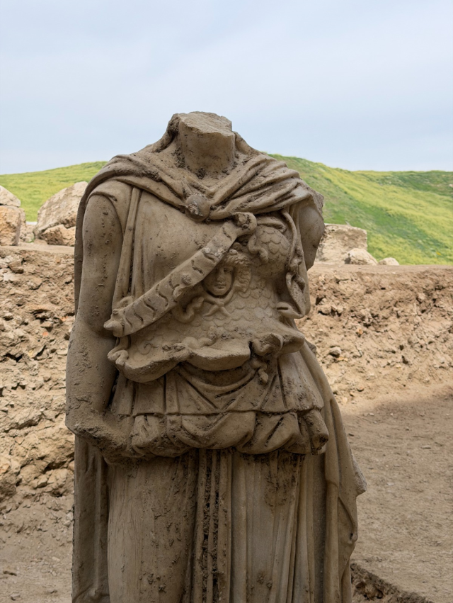 Molozların içinden tarih fışkırdı! Tam 2 bin yıllık Athena heykeli çıkarıldı