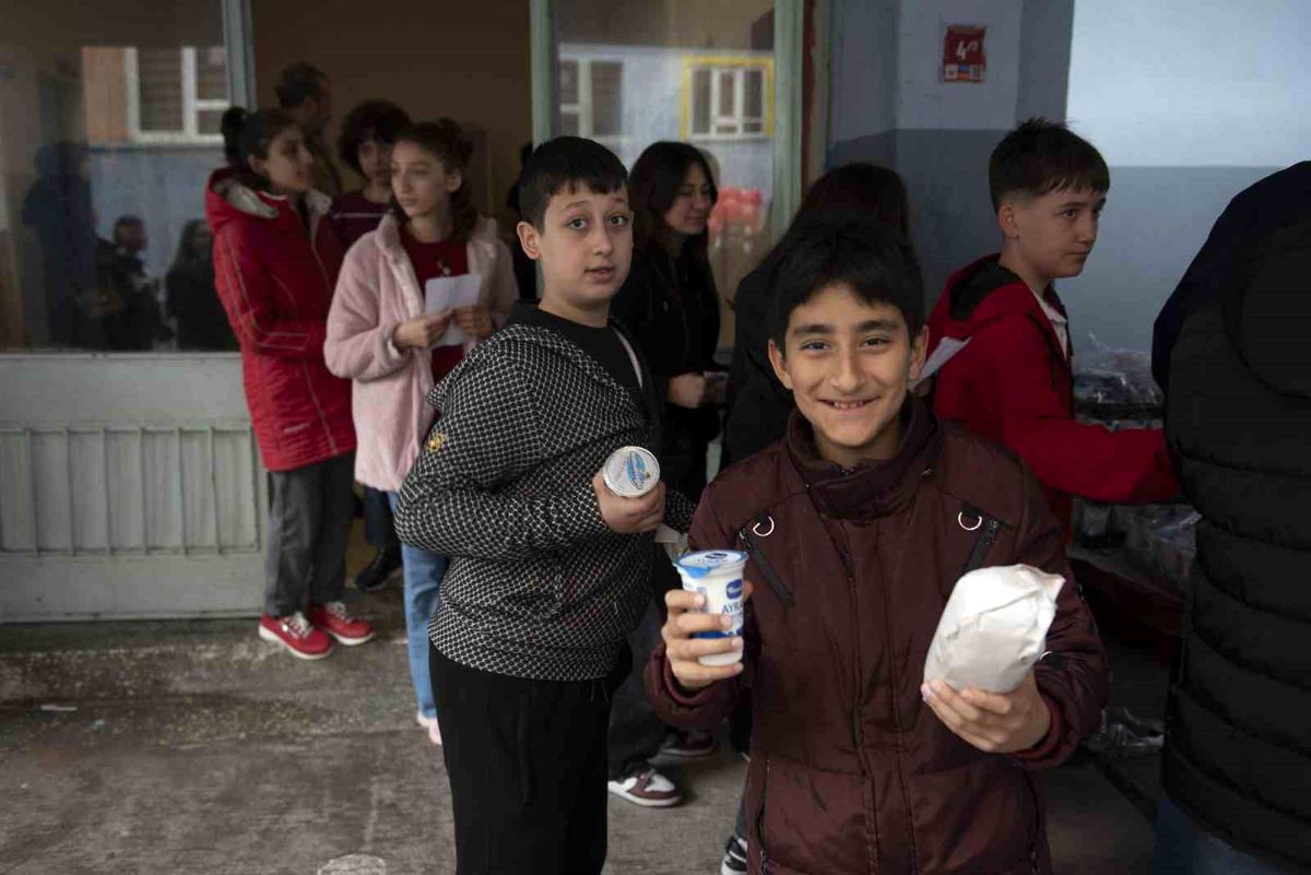 Öğrencilere 23 Nisan\'da döner ikramı