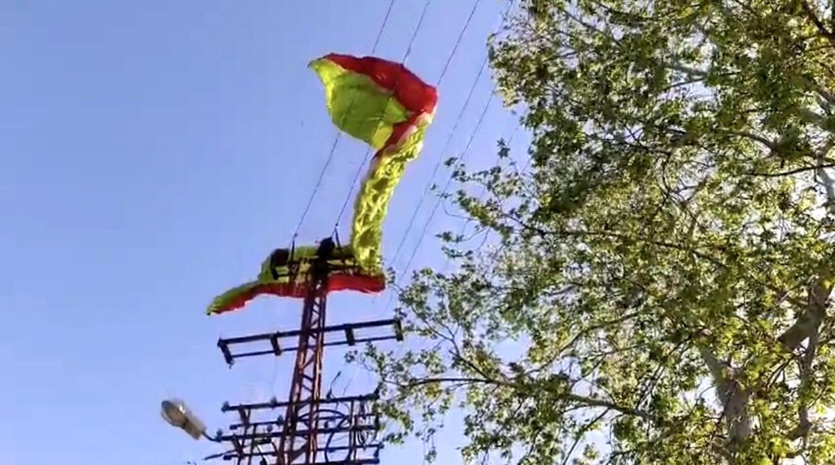 Osmaniye\'de yamaç paraşütü pilotu iniş sırasında elektrik tellerine takıldı