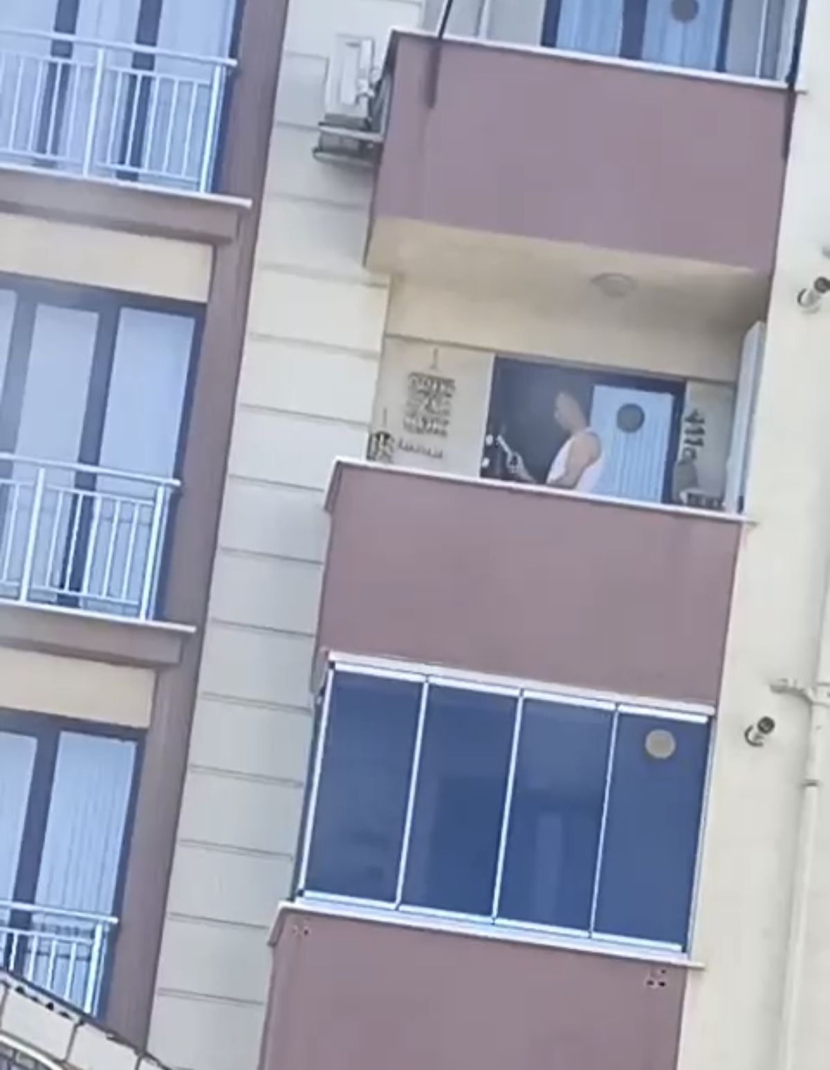 Pendik\'te balkonda silah şarjörüne mermi dolduran şüpheli adli kontrolle serbest