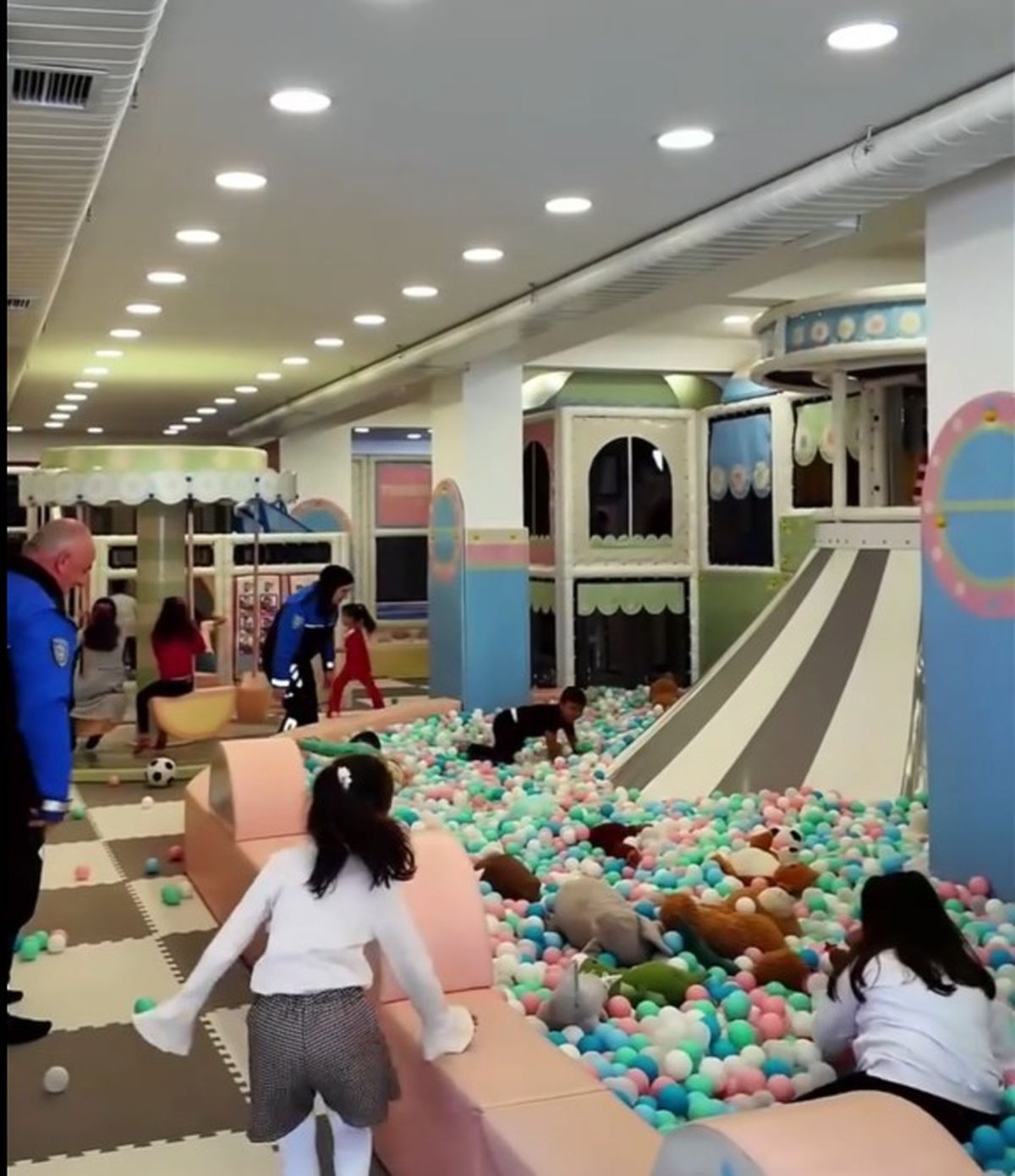 Polislerden Öğrencilere Bayram Kutlaması