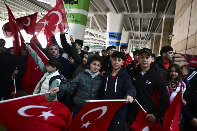 Rekortmen milli güreşçi Rıza Kayaalp'e başkentte coşkulu karşılama
