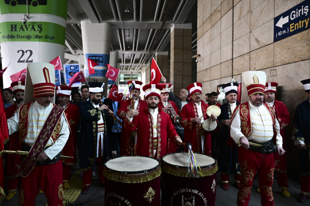 Rekortmen milli güreşçi Rıza Kayaalp'e başkentte coşkulu karşılama