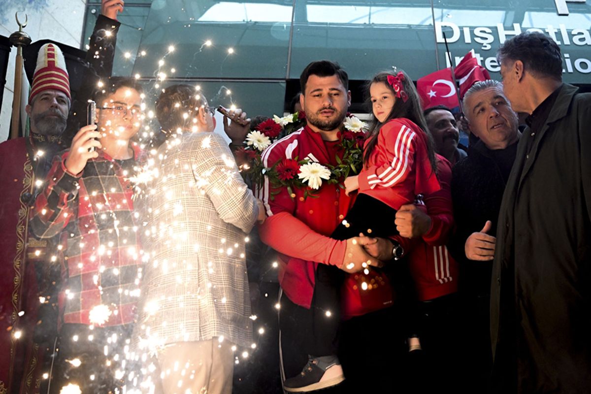 Rekortmen milli güreşçi Rıza Kayaalp\'e başkentte coşkulu karşılama