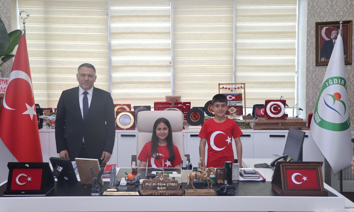 Öğrenciler Rektörlük Koltuğunda