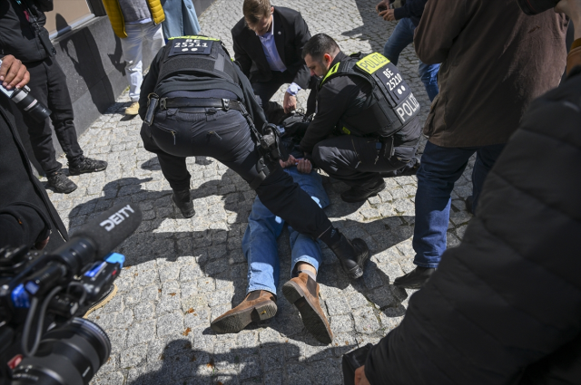 Rıza Pehlevi'ye saldırı