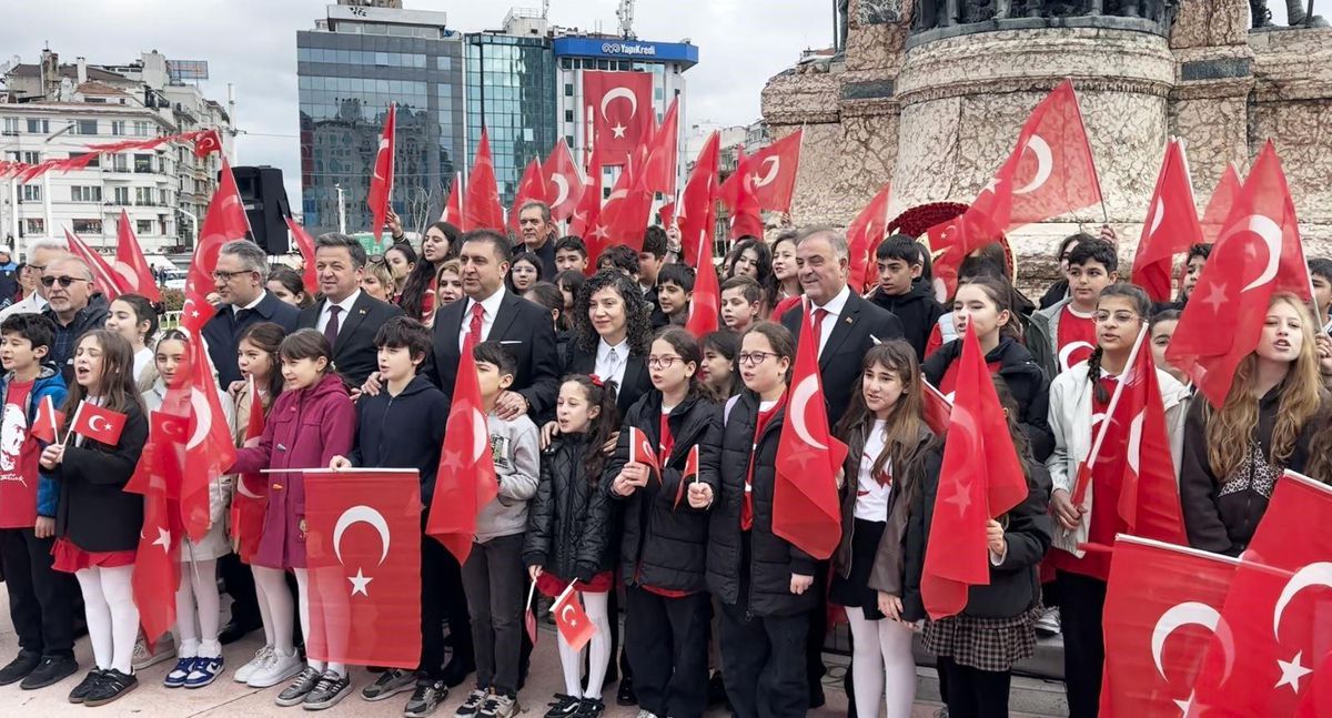 Taksim\'de 23 Nisan töreni