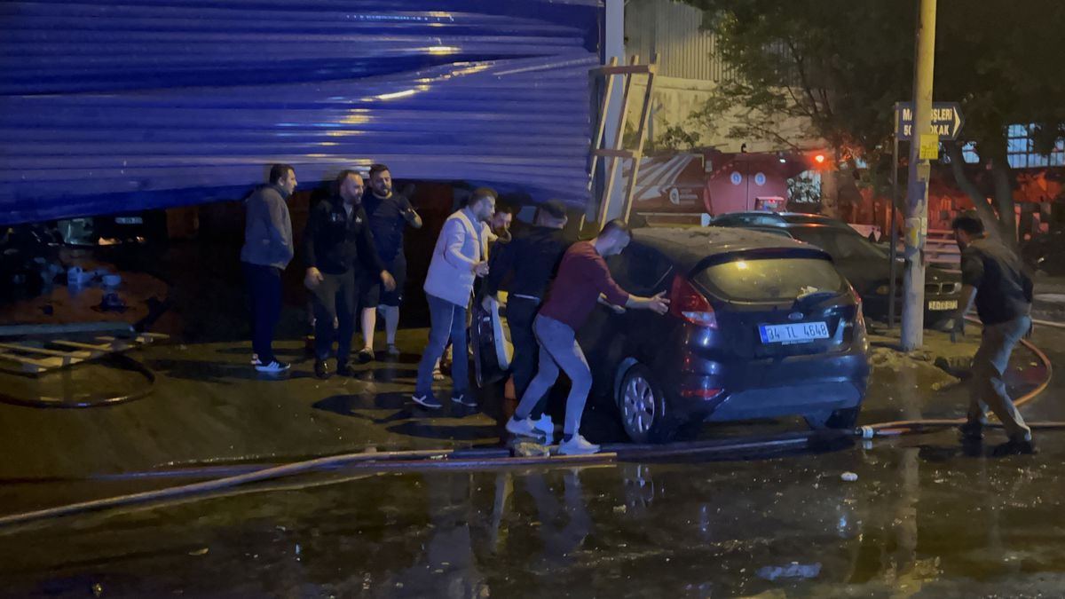 Antalya\'da Yangın: 5 Araç Yandı, 15 Araç Zarar Gördü