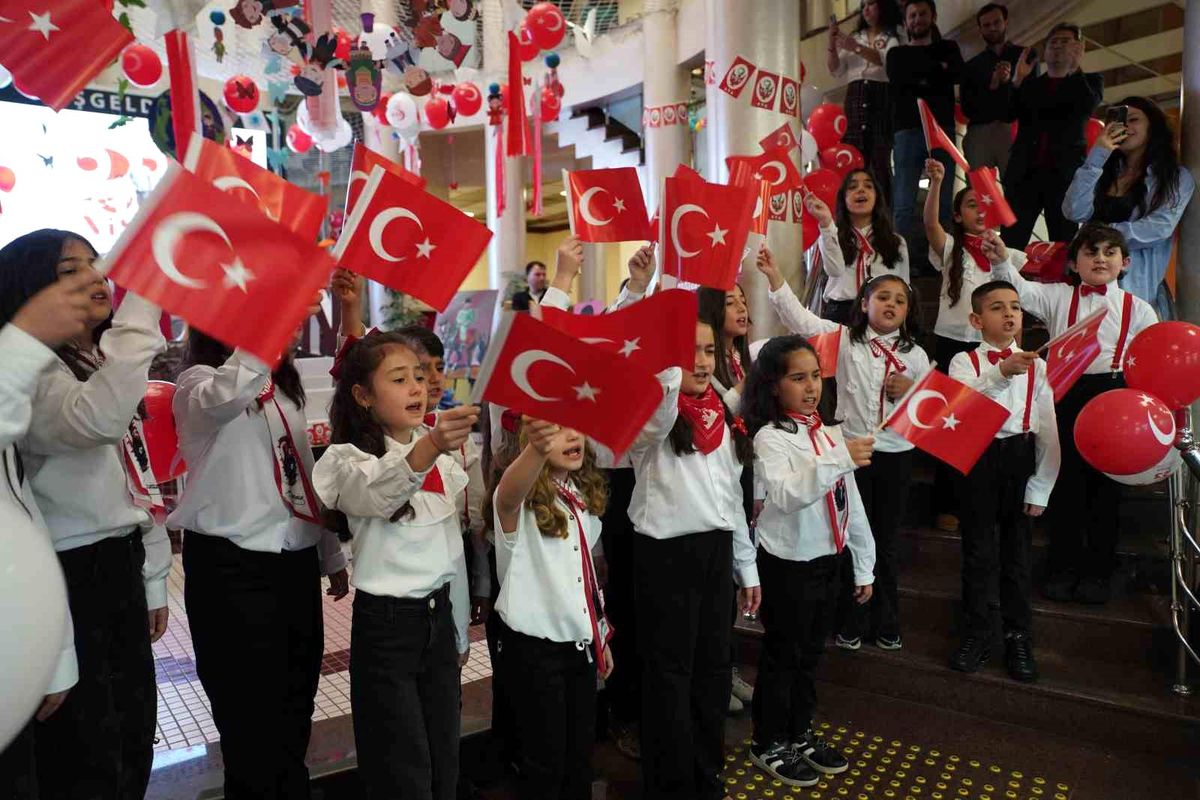 Tuzla Belediye Binasında 23 Nisan coşkusu