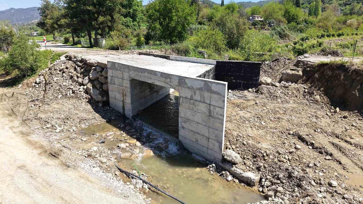 Andırın\'da 5 mahalleye ulaşım sağlayan köprü menfezde sona gelindi