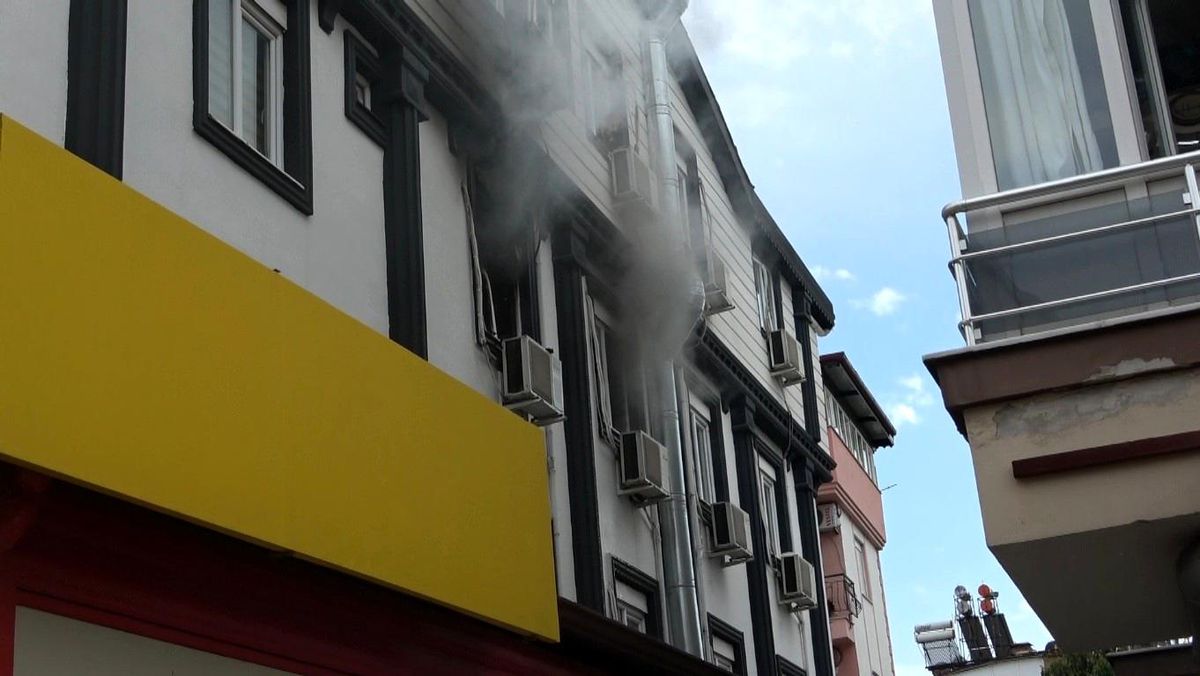 Antalya\'da apartman dairesindeki yangın korkuttu: 5 kişi tedbir amaçlı hastaneye götürüldü