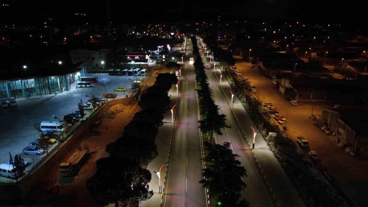 Ay-yıldızlı ışıklar Demirci\'yi aydınlattı