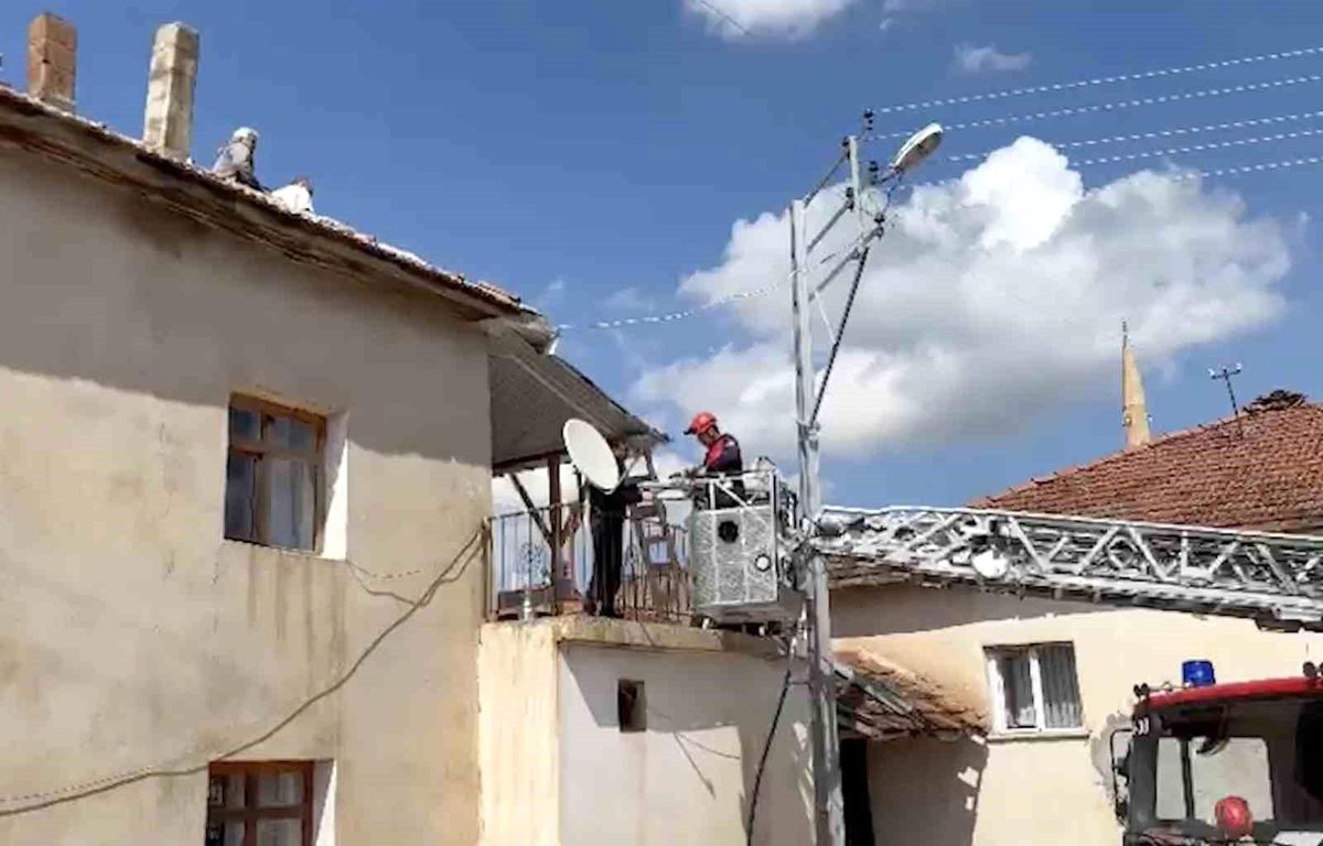 Baca temizlerken bayıldı, çatıdan itfaiye indirdi