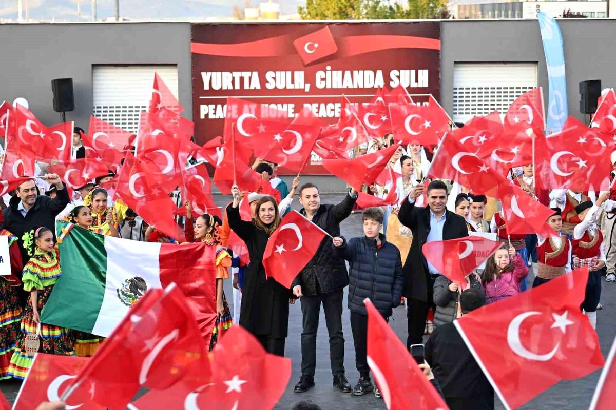 Balıkesir\'de 9 ülkenin çocukları aynı sahnede buluştu