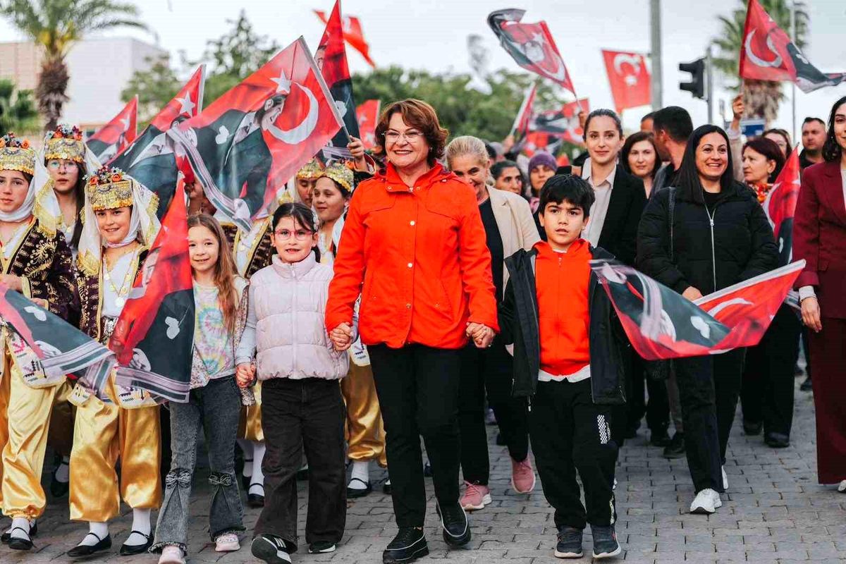 Didim\'de bayram coşkusu sokaklara taştı