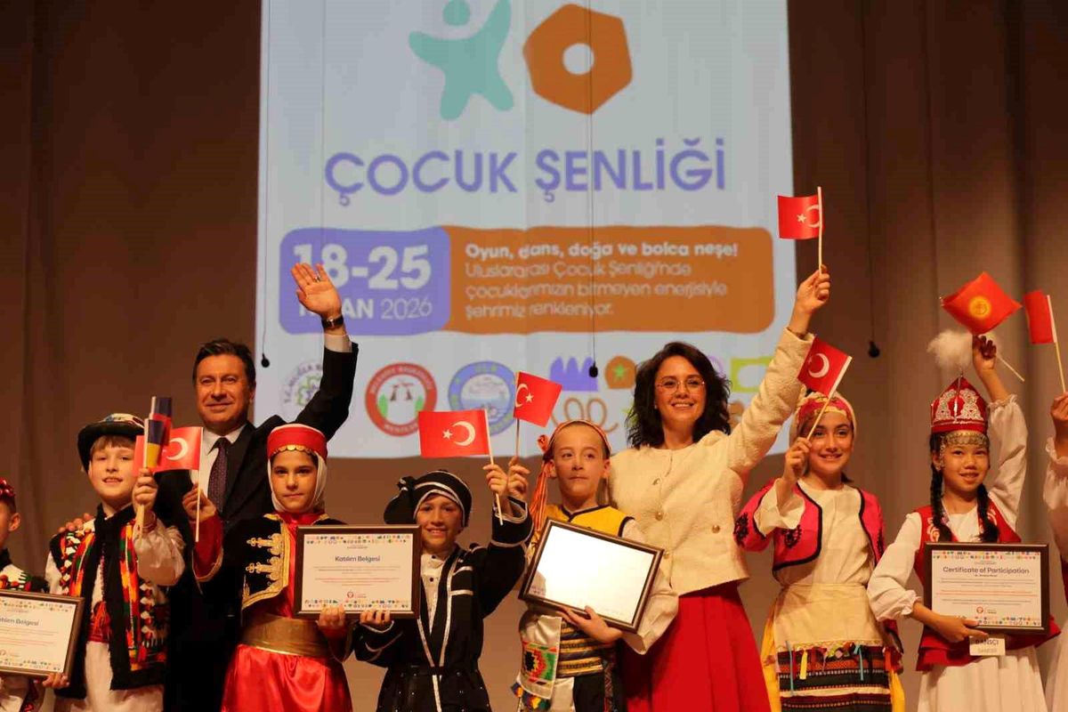 Dünyanın dört bir yanından gelen çocuklar Menteşe sahnesinde dans etti