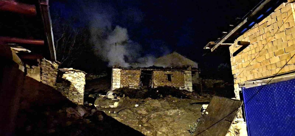 Emet\'te samanlık ve ahır yangını korkuttu