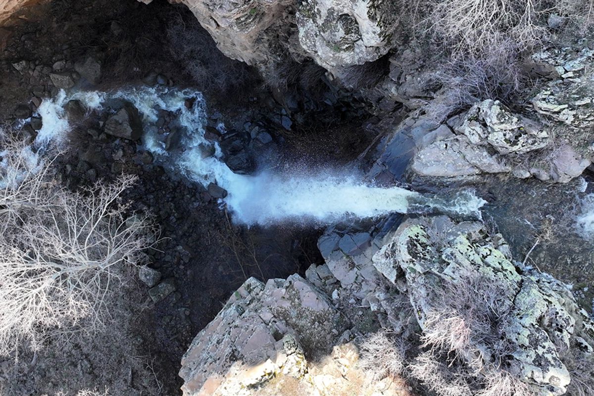 10 yıl sonra yeniden aktı! Erciyes\'te şelale canlandı