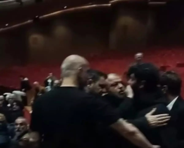 Ferdi Atuner'in cenazesinde gerginlik! Damadı ve ünlü oyuncu arasında kavga çıktı