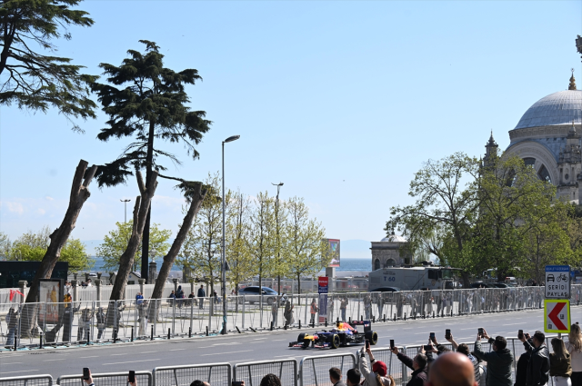 Formula 1 aracı İstanbul sokaklarında