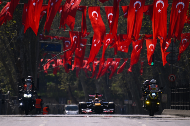 Formula 1 aracı İstanbul sokaklarında