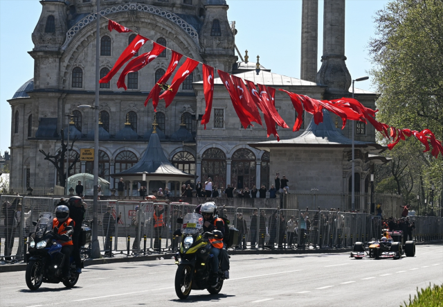 Formula 1 aracı İstanbul sokaklarında