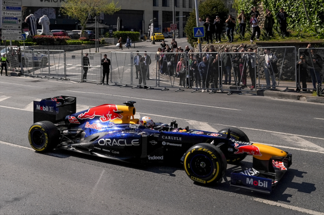 Formula 1 aracı İstanbul sokaklarında