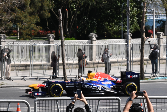 Formula 1 aracı İstanbul sokaklarında