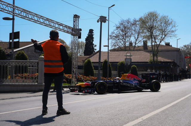 Formula 1 aracı İstanbul sokaklarında