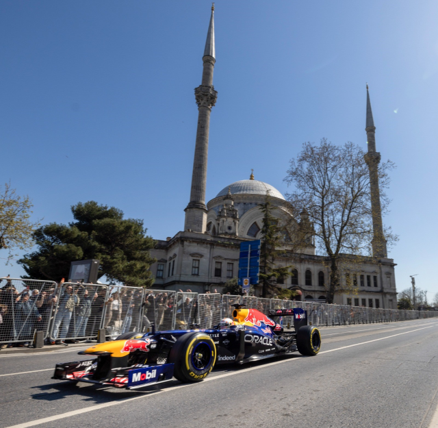 Formula 1 pilotu Tsunoda İstanbul turuna simit yemek için ara verdi
