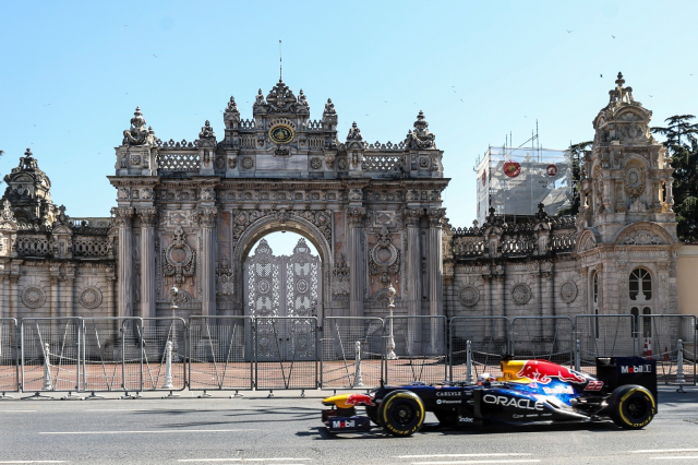 Formula 1 pilotu Tsunoda İstanbul turuna simit yemek için ara verdi