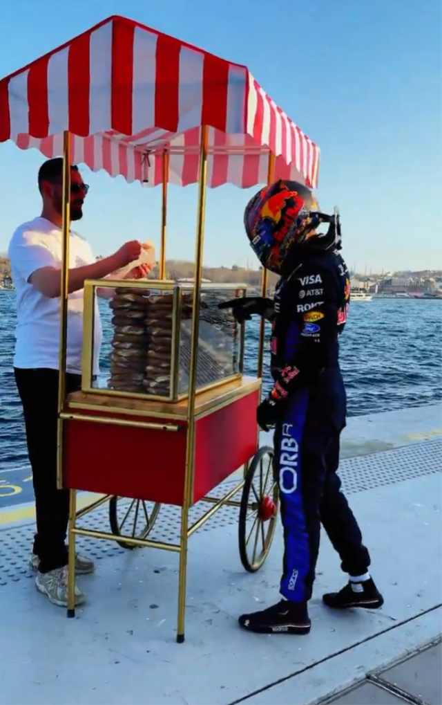 Formula 1 pilotu Tsunoda İstanbul turuna simit yemek için ara verdi