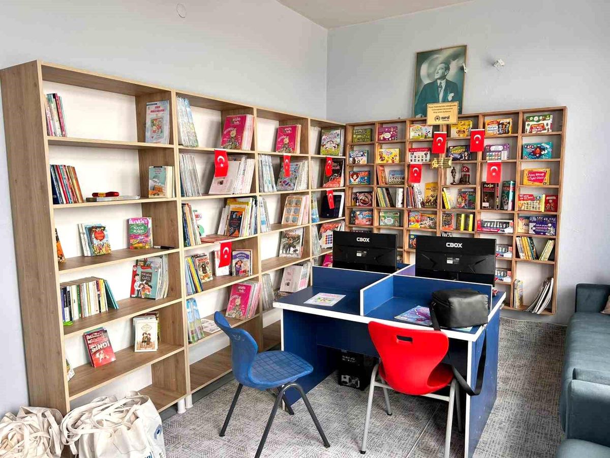 Gazetecilerden köy okuluna kütüphane