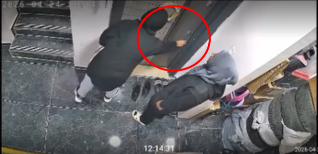 Hırsızlığa gelen kadınların yaptığı mide bulandırdı