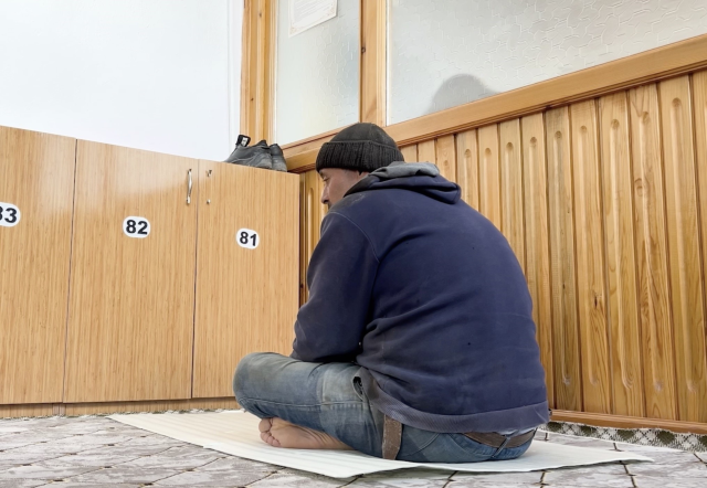 <a class='keyword-sd' href='/insaat/' title='İnşaat'>İnşaat</a> işçisinden örnek davranış: Camiyi kirletmemek için nalburdan aldığı malzemenin üzerinde namazını kıldı