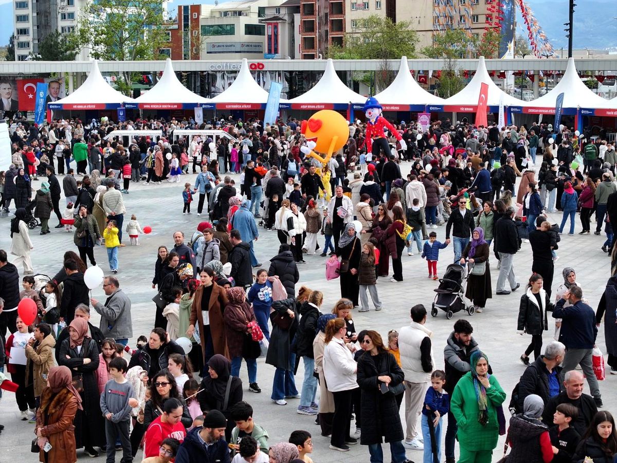 İzmit\'te 23 Nisan\'a uluslararası ilgi: Çocuklar bayram coşkusunu birlikte yaşıyor