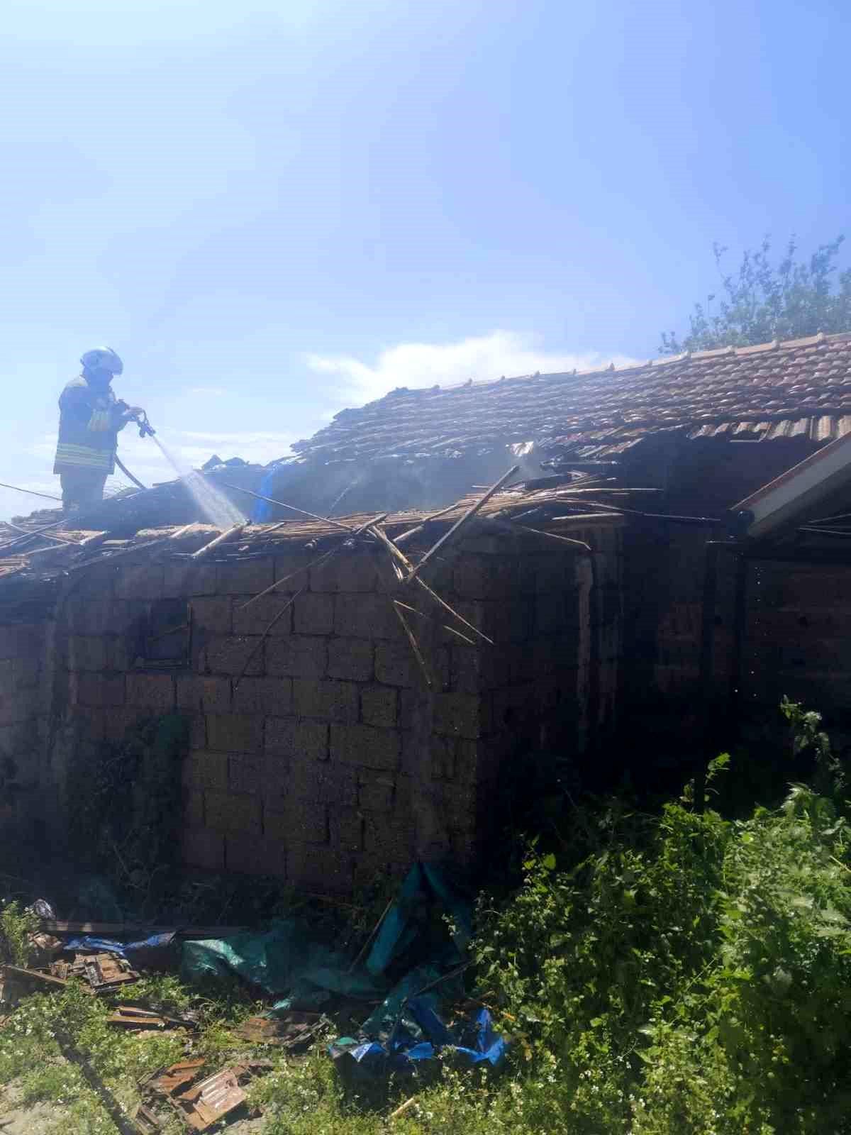 Hatay\'da müstakil ev alevlere teslim oldu