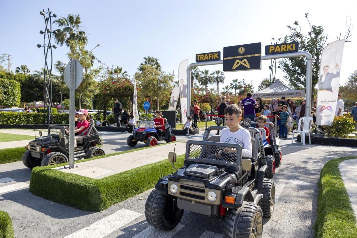 Mersin\'de 23 Nisan coşkusu bilimden doğaya taştı