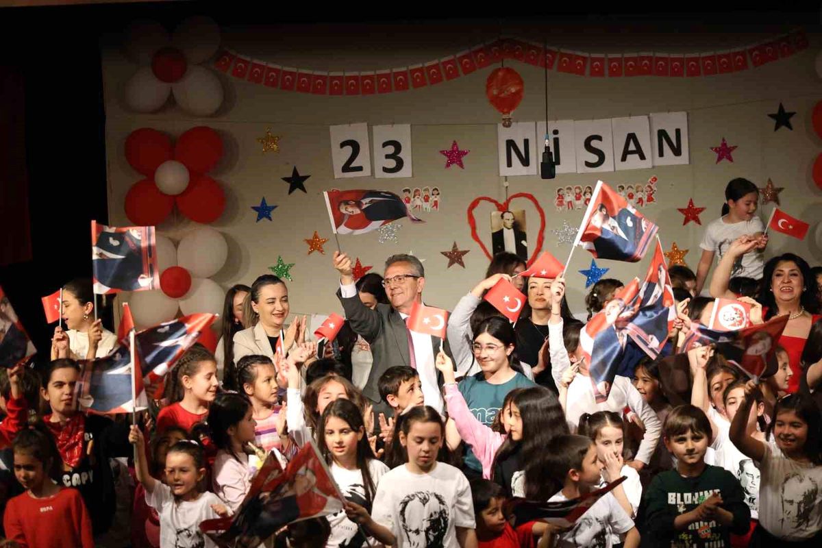 Nazilli\'de sahne minik oyuncuların oldu