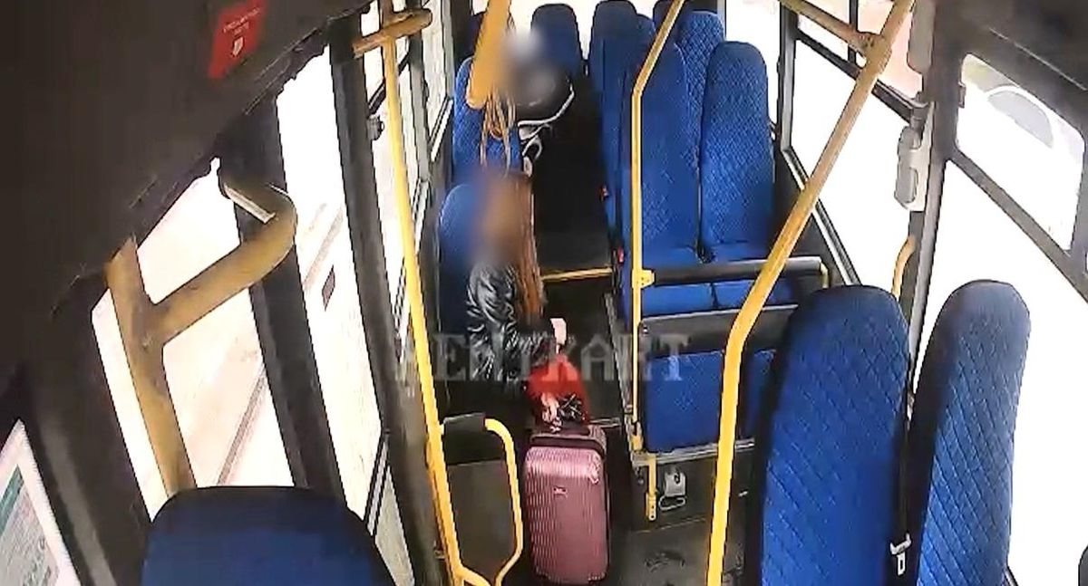 Otobüsü ambulansa çevirdi, bayılan öğrenciyi hastaneye taşıdı